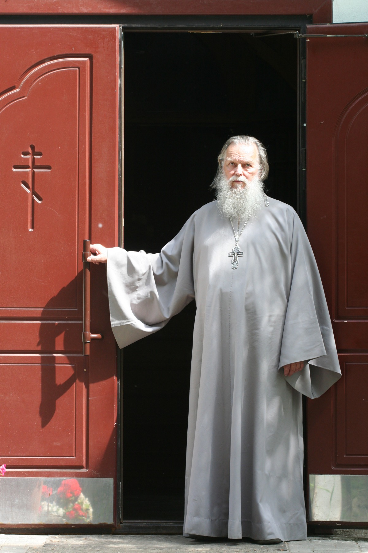 Протоиерей Павел Адельгейм у входа в храм свв. Жен Мироносиц