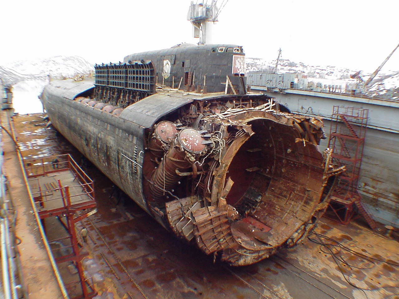 Подводная лодка Курск в разделочном доке