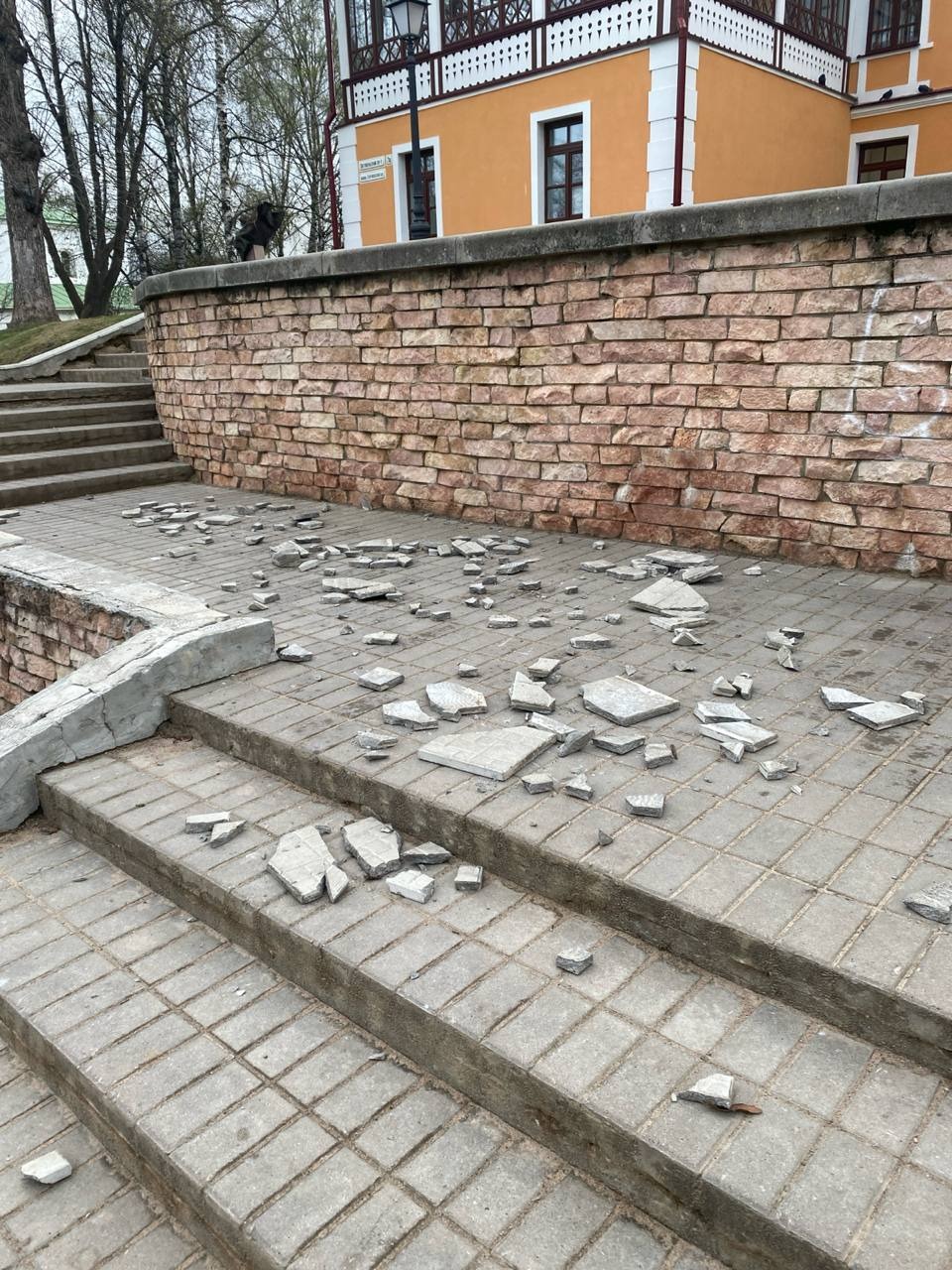 Разрушающаяся в Детском парке Пскова лестница не вошла в план ремонта на 2024 год